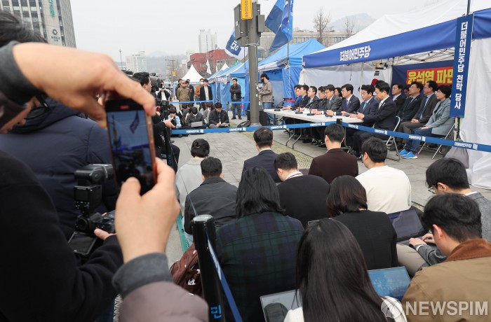 민주당 천막당사 첫 원내대책회의