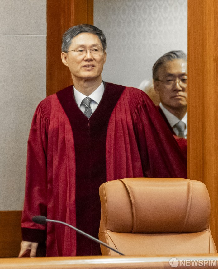 입장하는 <b>문형배 헌법재판소장 직무대행</b>