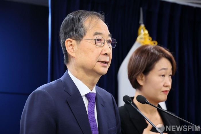 [한덕수 사임] 총리실 떠난 한덕수…직원들 만나 "그동안 수고하셨다"