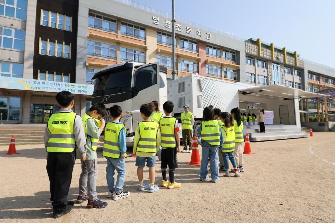대형트럭 타보니 사각지대가…볼보트럭, 어린이 교통안전 캠페인 실시