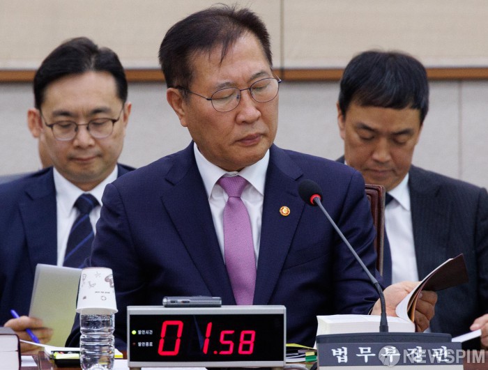 법전 살펴보는 박성재 법무부 장관