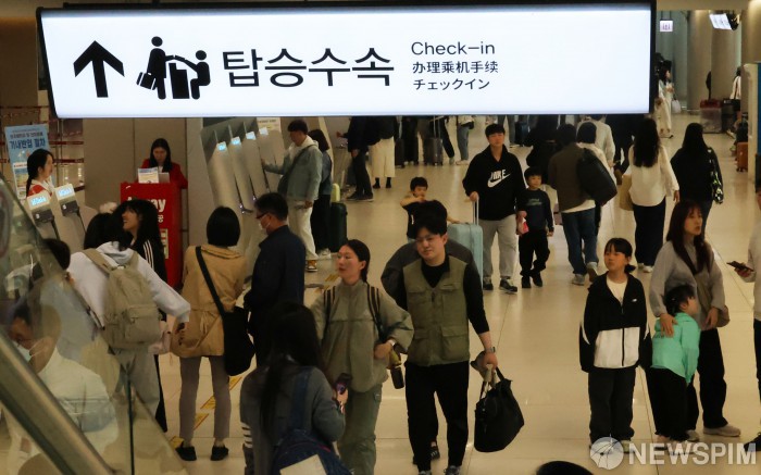 서울 탈출 붐비는 탑승수속장
