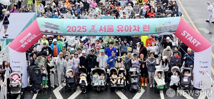 출발전 화이팅 외치는 오세훈 서울시장과 '2025 서울 유아차 런'참가자들