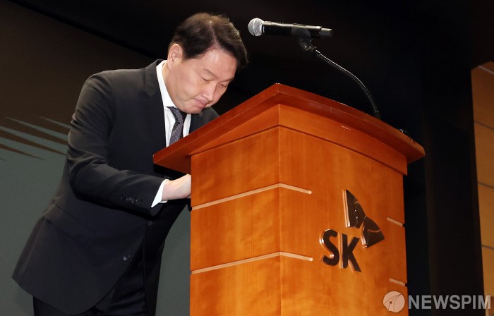 고개숙여 사과하는 최태원 SK그룹 회장