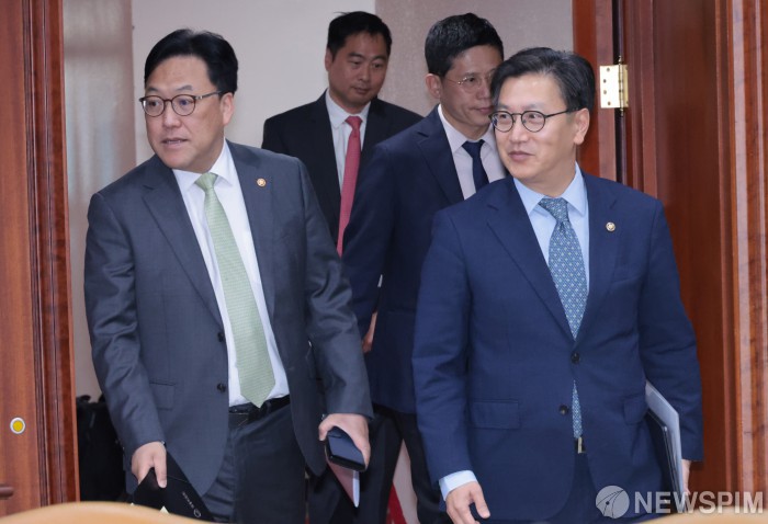 회의장 들어서는 김범석 기획재정부 장관 직무대행