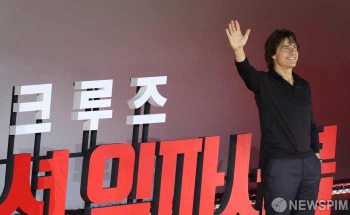 인사하는 '미션 임파서블' 톰 크루즈