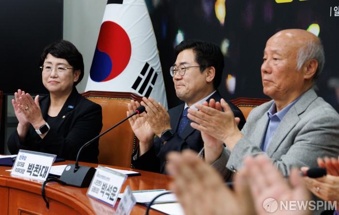 박수치는 박찬대 직무대행