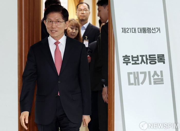 대선 후보 된 김문수, '대통령 후보자 취소 효력정지' 가처분 신청 취하