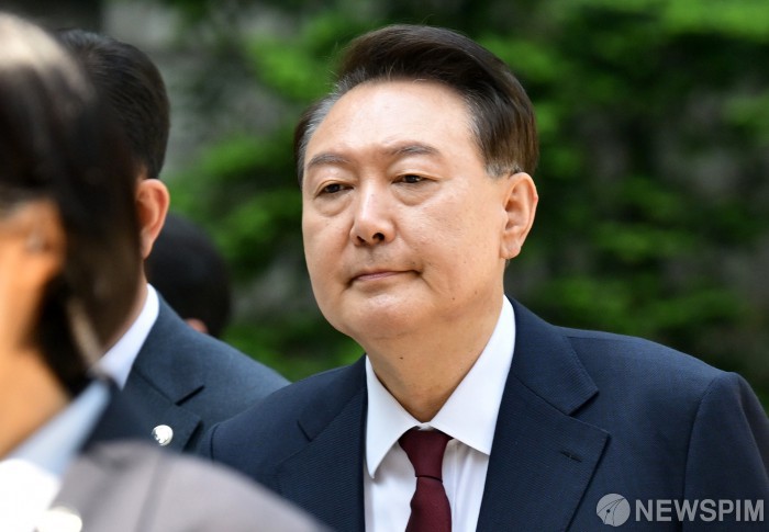 尹锡悦现身内乱刑事案件第三次庭审 面对记者提问缄口不言