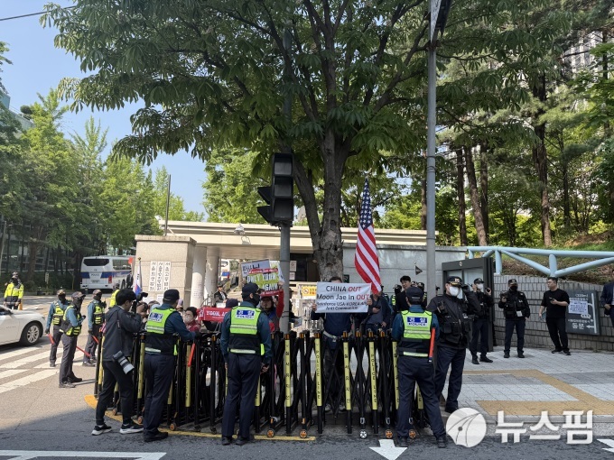 [현장] 尹 법원 첫 '지상 출석'에…지지자·유튜버 '인산인해'