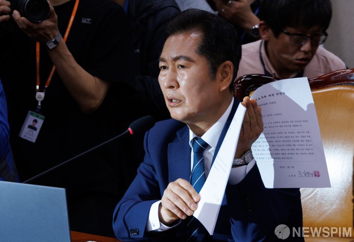 불출석 사유서 든 정청래 국회 법사위원장