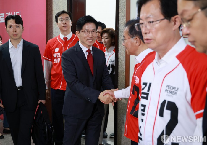 긴급 기자회견 마치고 회견장 나서는 김문수