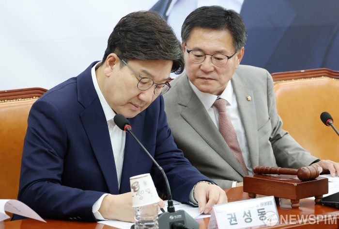 메모하는 권성동 원내대표