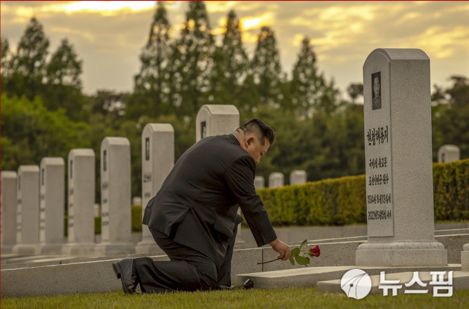 김정은, 북한군 원로 현철해 사망 3주기에 묘소 찾아..."충성 유도 행보"