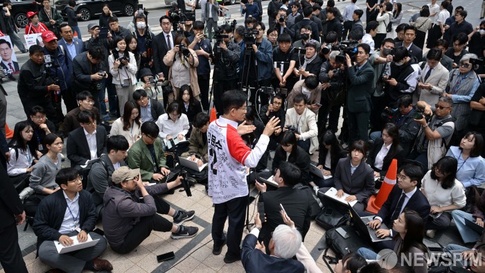 취재진 앞에서 브리핑하는 김문수 후보