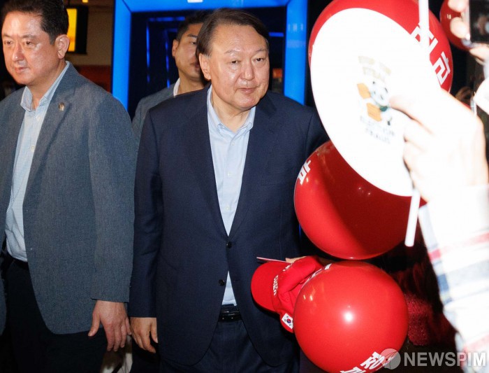 지지자들 응원받는 윤석열 전 대통령
