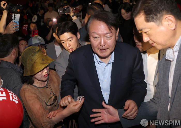 영화관람 마친 윤석열