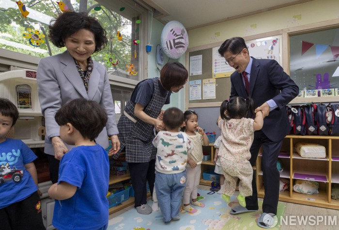 [선택 2025] 김문수, 설난영 여사와 어린이집 방문…"선생님들께 감사"