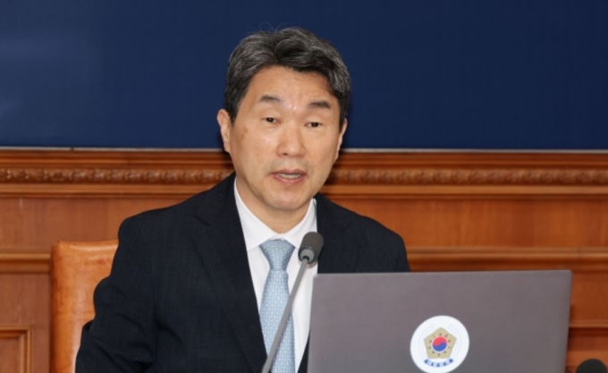 황해도 이산가족 만난 이주호, "통일 염원 끝까지 지킨다"