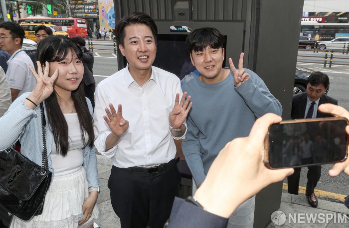강남에서 지지자와 기념촬영하는 이준석 후보