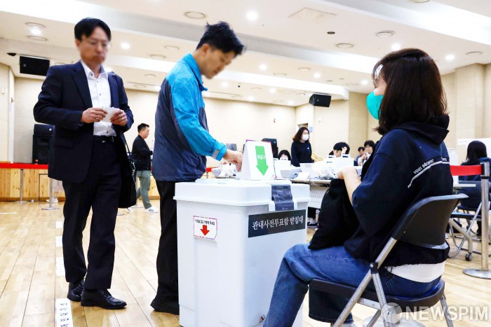 [현장]'사전투표 첫날' 투표장 유권자 인산인해..."경제 살리는 민주적인 대통령 희망"