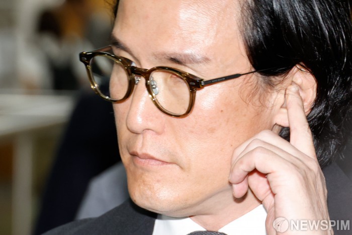 서울중앙지법 출석하는 조현범 회장