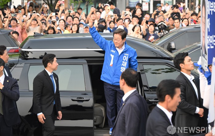 세종 <b>유세</b>현장 도착한 <b>이재명</b> 대선 <b>후보</b>