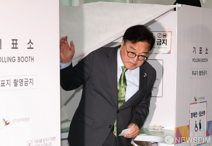 제21대 대통령선거 기표 후 이동하는 우원식 국회의장