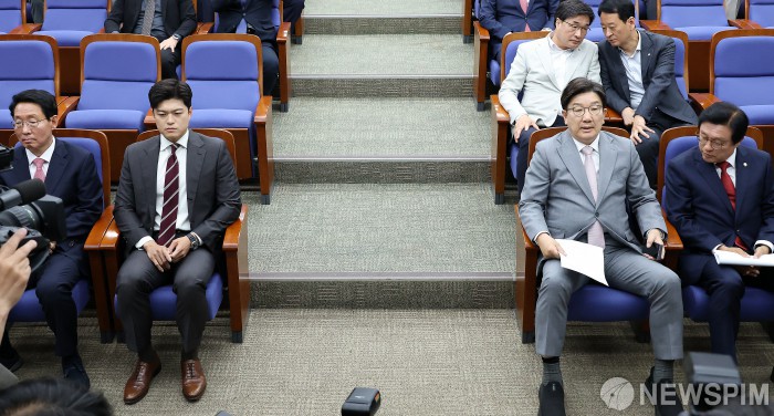 국민의힘, 마라톤 의총에도 비대위원장 사퇴 결론 못내