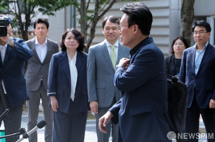 <b>인사청문회</b> 사무실 출근한 <b>김민석</b> 국무<b>총리 후보자</b>