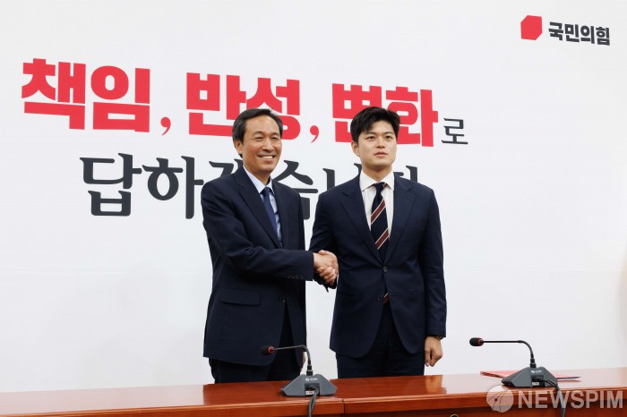 <b>우상호</b> 정무수석 <b>접견</b>한 <b>김용태</b> 비대위원장