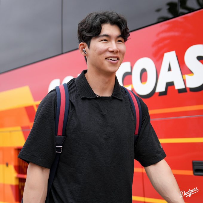 [MLB] 김혜성 '풀타임 주전' 안 되는 이유는…로버츠 감독의 '고집'