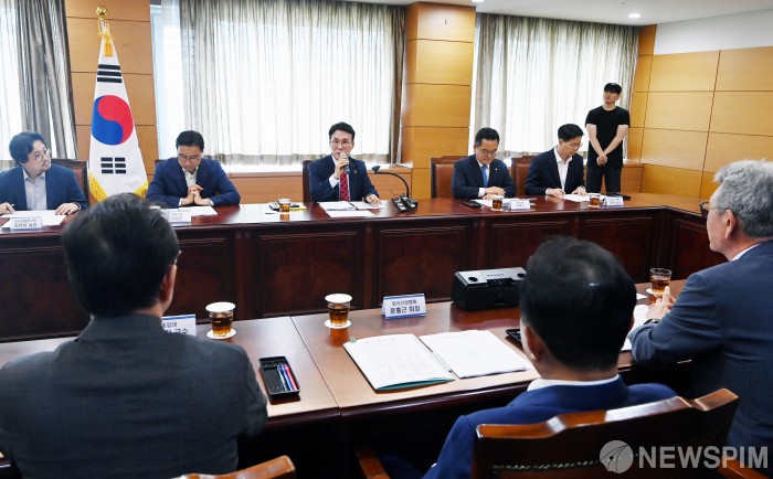 밥상물가 안정을 위한 경청 간담회 주재하는 김민석 총리 후보자