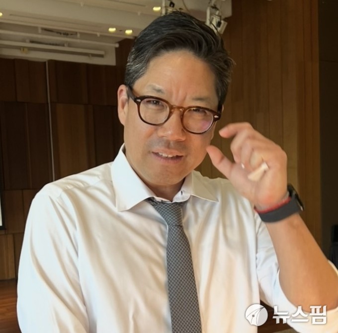 약수동에 프리즈하우스 개관하는 프리즈 "서울 왜 떠나요? 흑자인데"