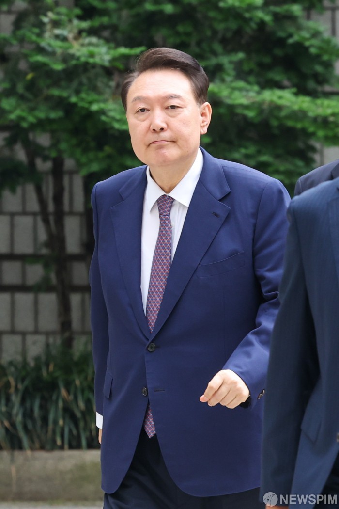 법원 들어서는 윤석열 전 대통령