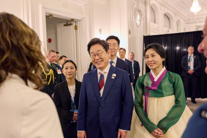 李在明夫妇出席G7峰会欢迎晚宴 金惠景身着韩服登场吸睛