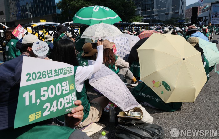 뙤약볕 아래 최저임금노동자 민주노총 공동파업대회