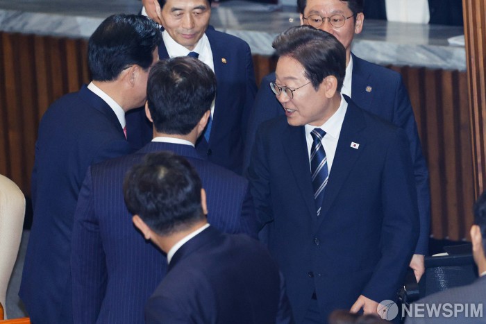 <b>송언석</b> 원내대표와 <b>악수</b>하는 <b>이재명</b> 대통령