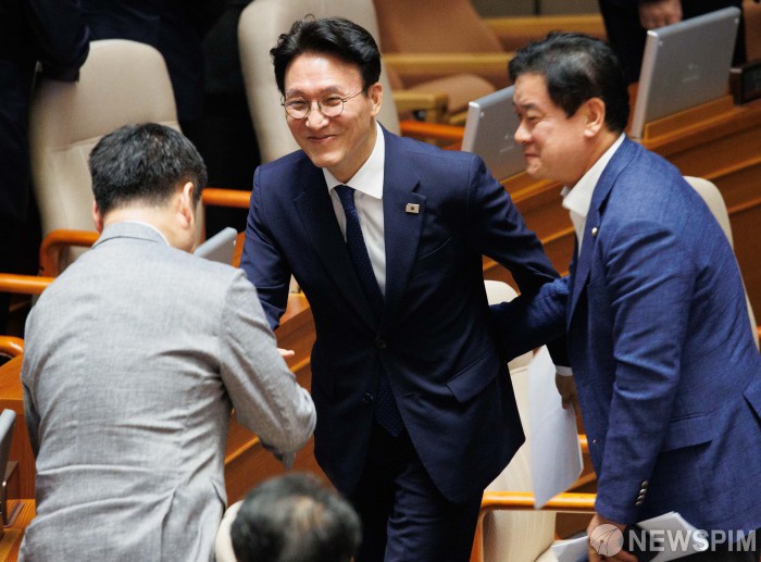 2차 추경안 통과... 인사 나누는 김민석 총리