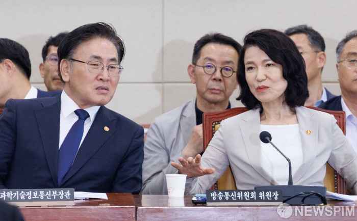 유상임 과기부 장관과 대화하는 이진숙 방통위원장