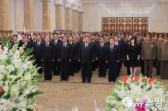 김정은, 할아버지 김일성 사망 31주 맞아 시신 참배