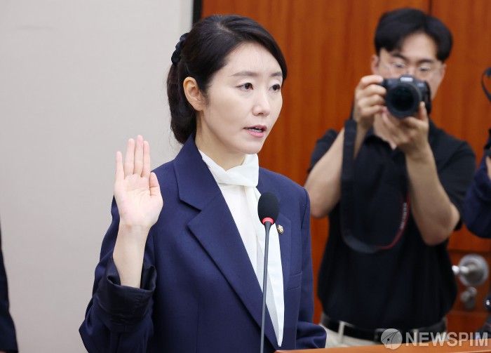 인사청문회 선서하는 강선우 장관 후보자