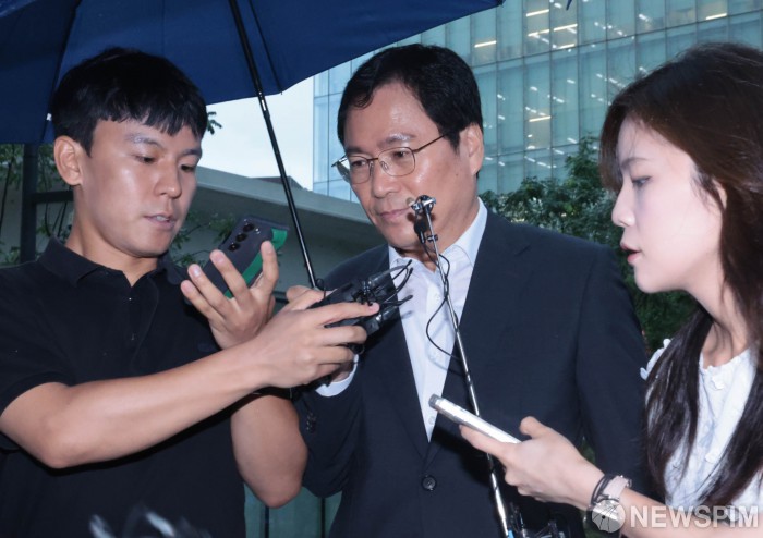 윤창호 전 한국증권금융 사장, 특검 출석…'김건희 집사와 관계' 등 질문에 묵묵부답