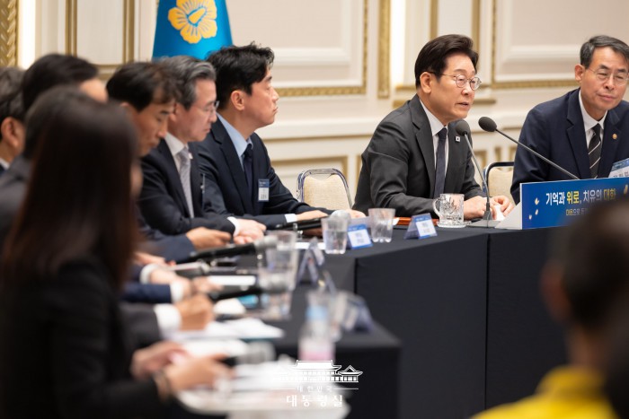 李대통령 "현실에 맞게 헌법 정비해야…5·18 헌법 수록·기본권 강화 필요"