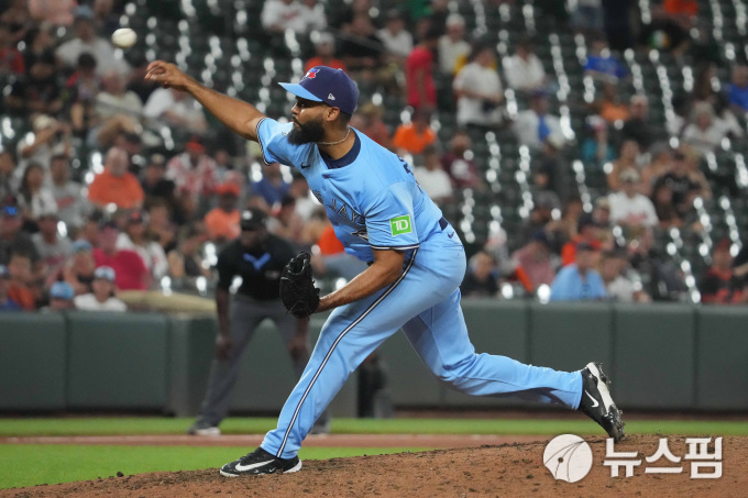 [MLB] '1차전은 동지, 2차전은 적'…도밍게스, 하루에 두 유니폼 입다