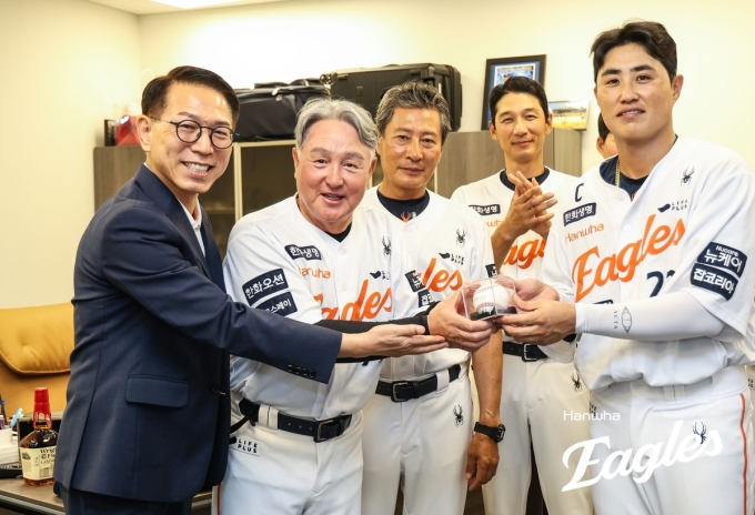 [프로야구] 김경문 감독, 한화 부임 후 100승... "모두에게 감사"