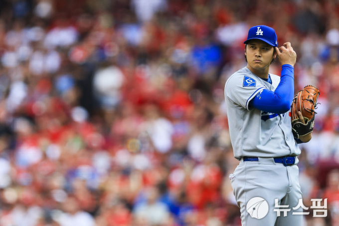 [MLB] 오타니, 엉덩이 통증 의심 속 4회 교체…MVP 시즌 흔들리나