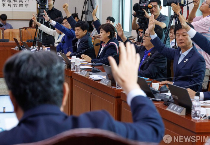 노란봉투법 표결하는 여당 의원들