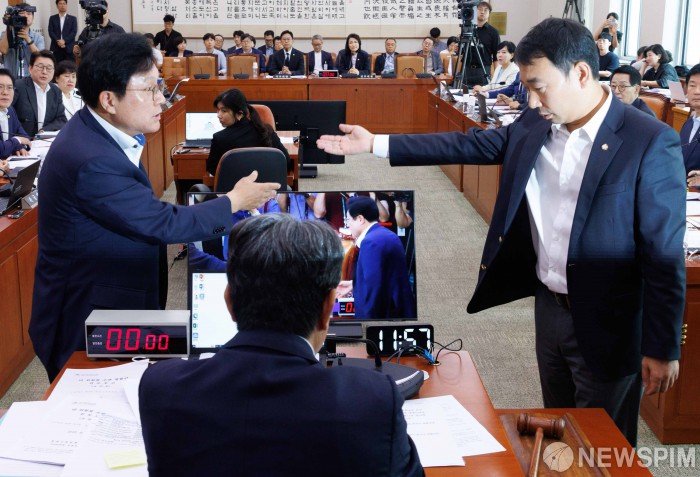언쟁 벌이는 여야