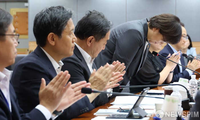 인사하는 정은경 장관